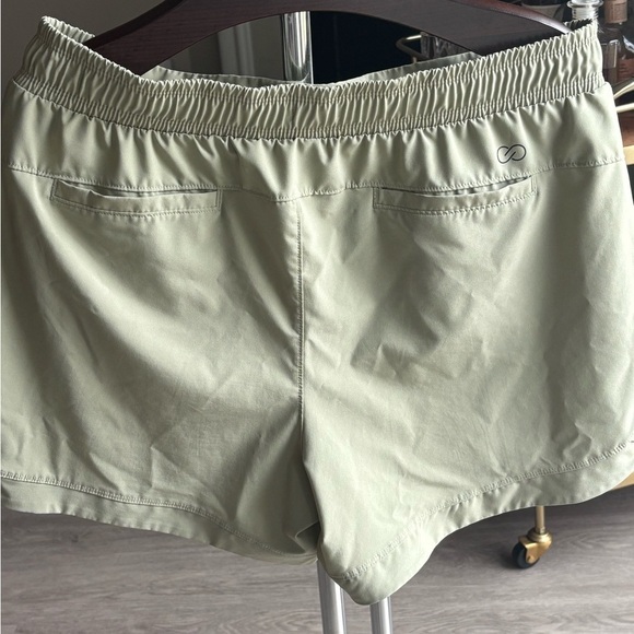Pre-owned CALLA Women's TrueLight Seamed Mid Rise Shorts, Size L - Picture 2 of 7